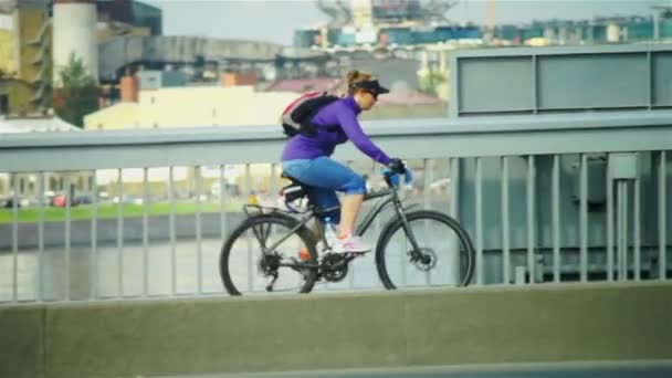 Stadsbild med många bilar passerar auto bridge — Stockvideo