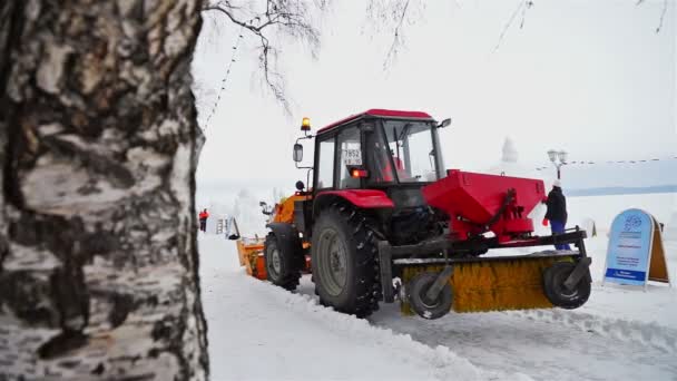 Arado de neve limpando o local do Festival Internacional de Inverno — Vídeo de Stock