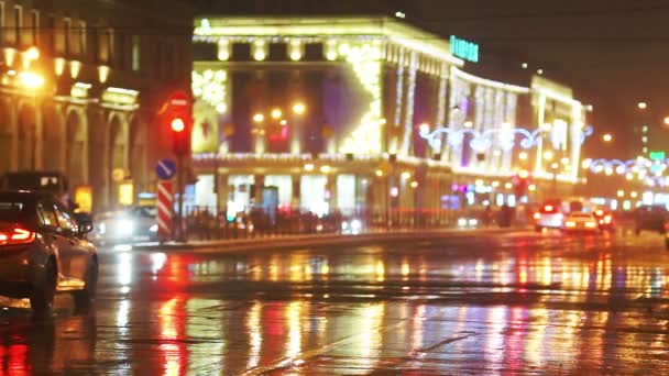 Natt trafik nära shoppingcentret Galeria — Stockvideo