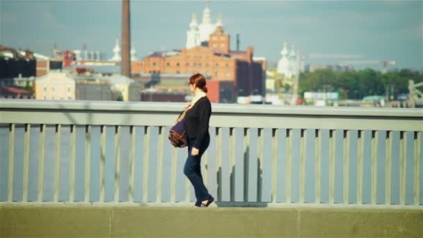 Personnes et voitures passant pont automatique — Video