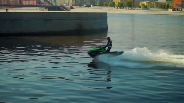 Wave runner moving near Bolsheokhtinsky bridge — Stock Video