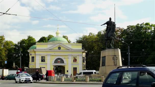 Day traffic passing by Saint Alexander Nevsky Lavra — Stock Video