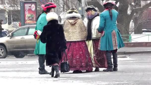 Несколько актёров в историческом костюме на улице — стоковое видео