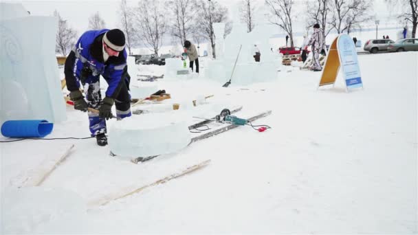 Escultores trabajando en hielo — Vídeo de stock