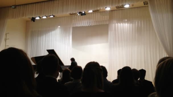 Pianist Wladimir mishchouk in karelien philarmonie — Stockvideo