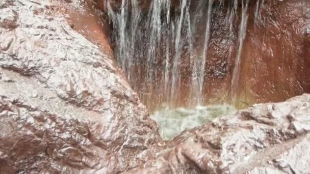 Waterval stream schuimvorming water op rotsen — Stockvideo