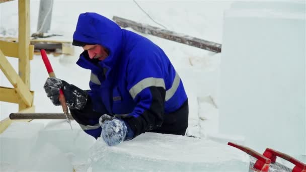 Escultores de hielo trabajando — Vídeos de Stock