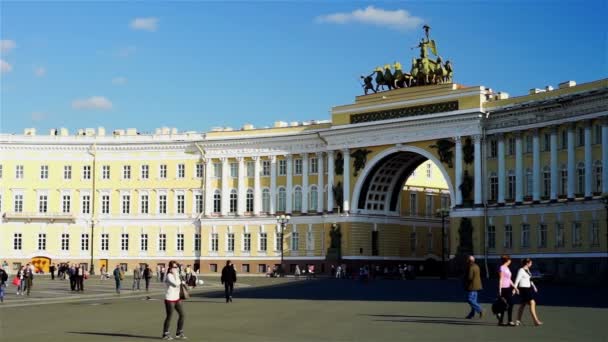 Palácové náměstí a mnoho turistů — Stock video