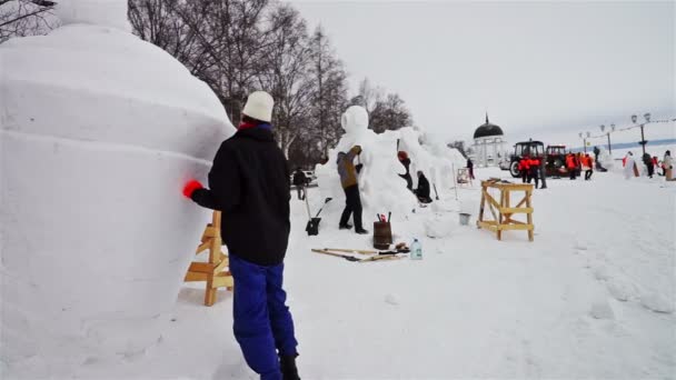 Eisbildhauer bei der Arbeit — Stockvideo