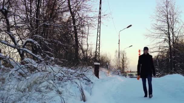 Vista invernale a persone che passano città — Video Stock