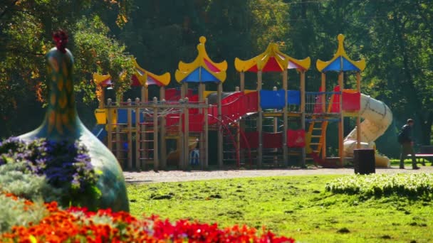 Zona de juegos para niños con paracaídas y escaleras — Vídeos de Stock