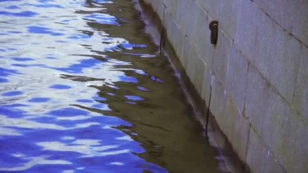 まだネヴァ川の水面に空の反射 — ストック動画