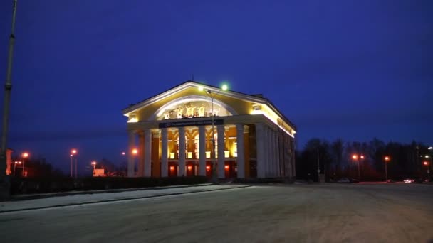 Vista nocturna del Teatro Dramático Ruso — Vídeos de Stock