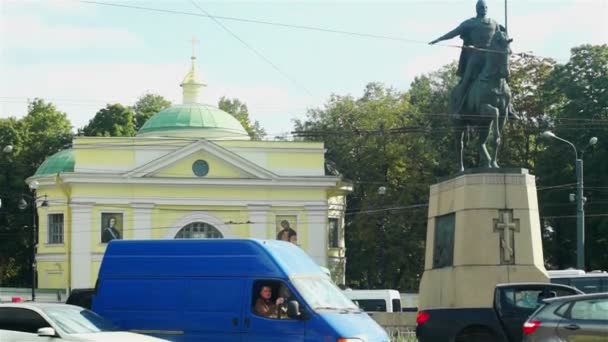 Dag verkeer passerende Saint Alexander Nevsky Lavra — Stockvideo