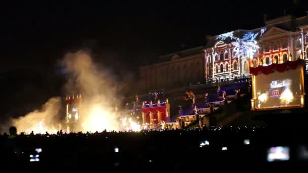 Tłum ludzi oglądania show laserowy — Wideo stockowe