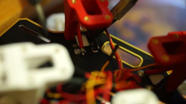 Técnico eléctrico soldando cables en quadcopter — Vídeo de stock