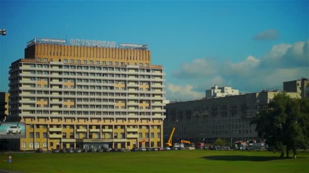 Utsikt över staden med Okhtinskaya hotel — Stockvideo