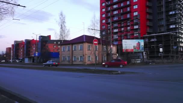 Construcción de una nueva casa de apartamentos de varios pisos — Vídeos de Stock