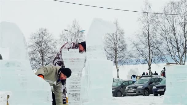 Escultores de hielo trabajando — Vídeos de Stock