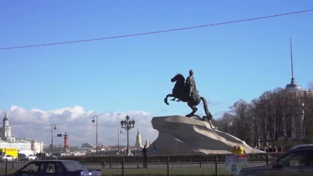 Dzień ruchu w pobliżu The Bronze jeździec — Wideo stockowe