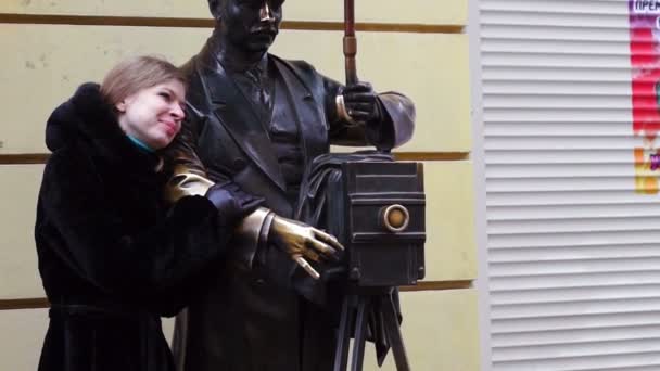 Mujer posando cerca de monumento de bronce — Vídeo de stock