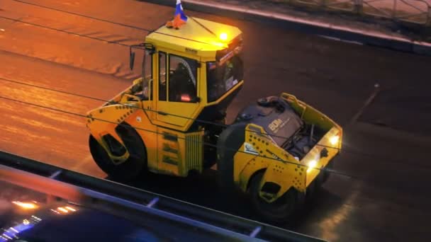 Máquina de asfalto en la calle — Vídeo de stock