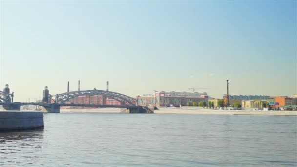 Paisaje acuático con puente Bolsheokhtinsky — Vídeos de Stock