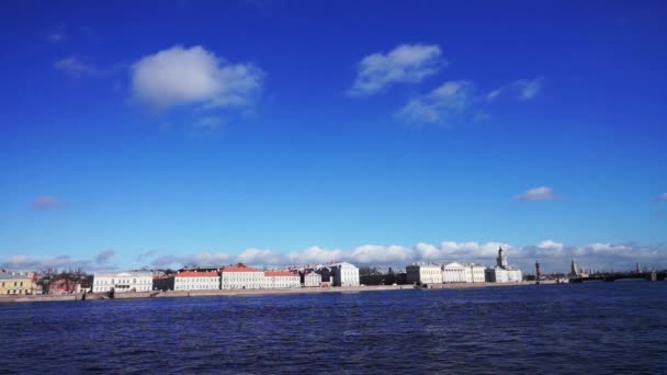 Zonnige waterscape met Neva rivier Dijk — Stockvideo