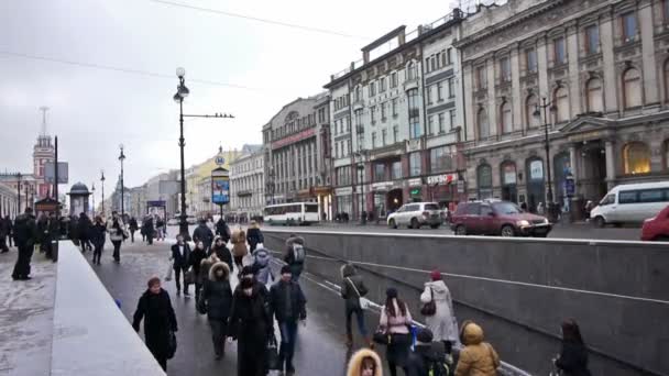 Voetgangers gaan op voetgangers voetgangerstunnel — Stockvideo
