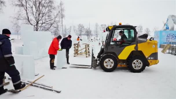 Lavoratori qualificati e cubetti di ghiaccio mobili caricatori — Video Stock