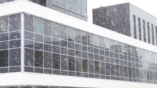 现代化的办公大楼在降雪 — 图库视频影像