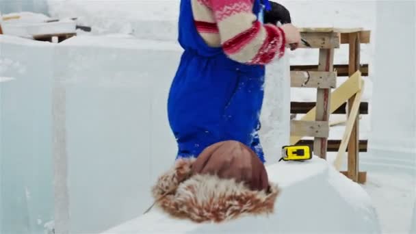 Participant faisant de la sculpture sur glace — Video