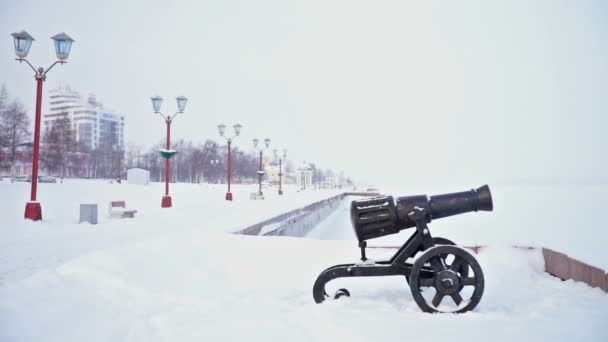 Vecchio cannone sulla banchina del lago Onega — Video Stock