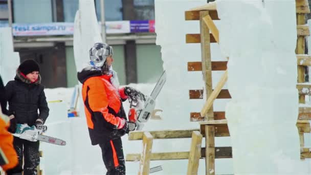 Sculpteurs féminins travaillant avec une scie à glace — Video