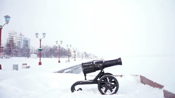 Old cannon at Onega lake quay — Stock Video