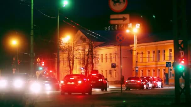 Winterliche Stadtansicht mit Autos am späten Abend — Stockvideo