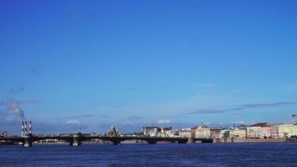 Brug over de rivier de Neva — Stockvideo