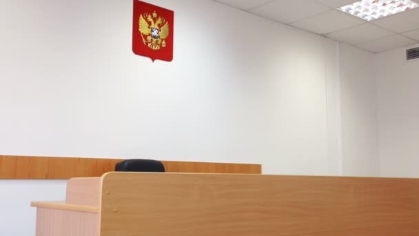 Интерьер пустой российской судебной комнаты — стоковое видео