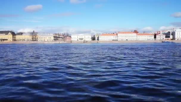 Historiska byggnader på floden Neva — Stockvideo