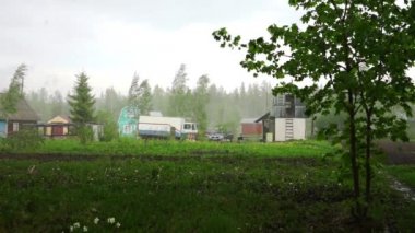 Petrozavodsk yakınındaki tatil köyünde gün yağmur