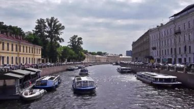 Enterntainment tekne Fontanka Nehri üzerinde