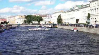 Enterntainment tekne Moika Nehri üzerinde