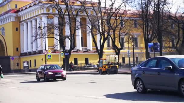 车在行走在圣彼得斯堡中心巷 — 图库视频影像