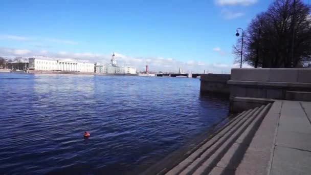 Paysage aquatique de Saint-Pétersbourg avec rivière Neva — Video