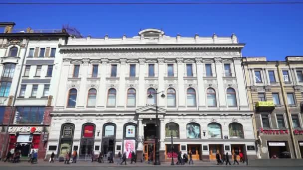 Façade des magasins de passage et des passants — Video