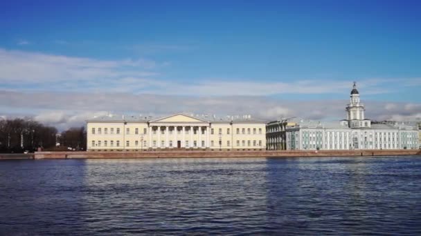 Vista de primavera en el muelle del río Neva — Vídeos de Stock