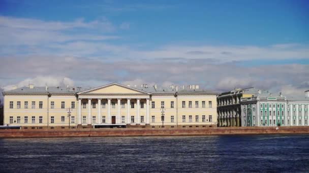 Historische gebouwen op de rivier de Neva — Stockvideo