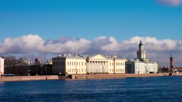 Arquitectura clásica en el muelle del río Neva — Vídeo de stock