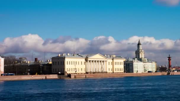 Klassiska arkitektur på Neva floden quay — Stockvideo