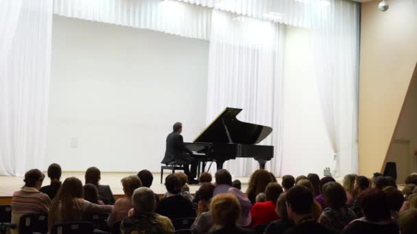 Músico actúa en la Filarmónica de Karelia — Vídeo de stock